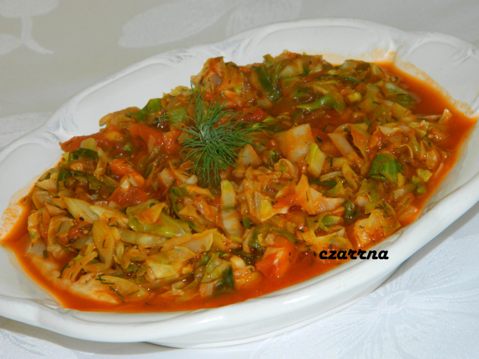 Młoda kapusta duszona w pomidorach - Przepis na młoda kapusta duszona w