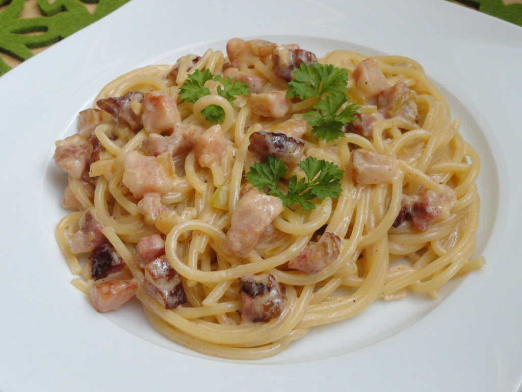 Spaghetti carbonara - Przepis na Spaghetti carbonara - Mojegotowanie.pl