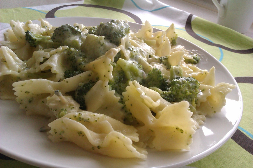 Makaron z sosem serowym i brokułami przepis Mojegotowanie.pl