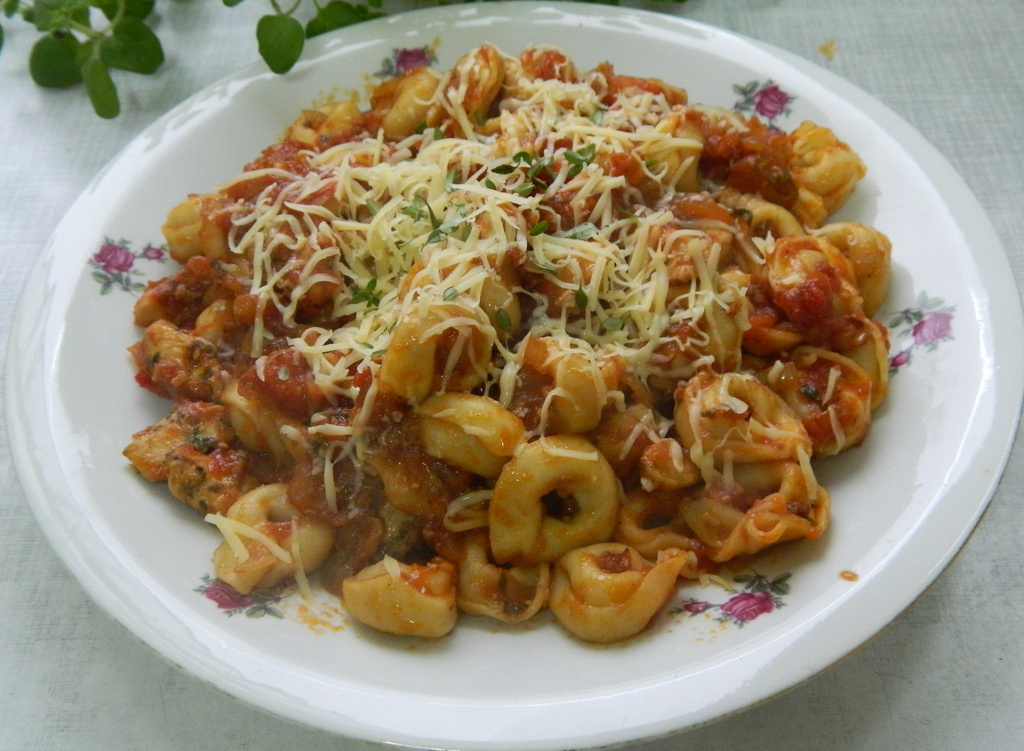 Tortellini z sosem Marinara i kurczakiem przepis Mojegotowanie.pl