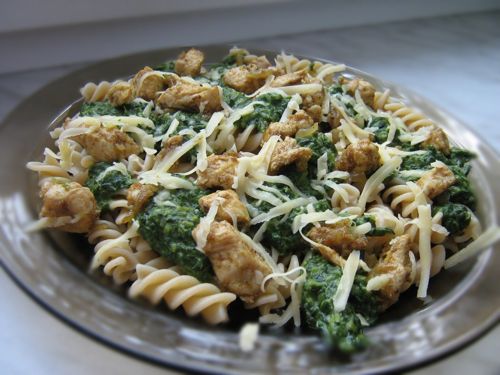 Makaron z kurczakiem i szpinakiem przepis Mojegotowanie.pl