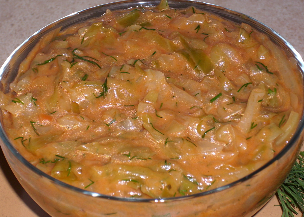 Młoda kapusta na pomidorowo - przepis - Mojegotowanie.pl