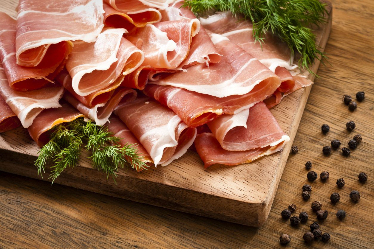 Prosciutto crudo czy prosciutto cotto? Włoska szynka na polskim stole