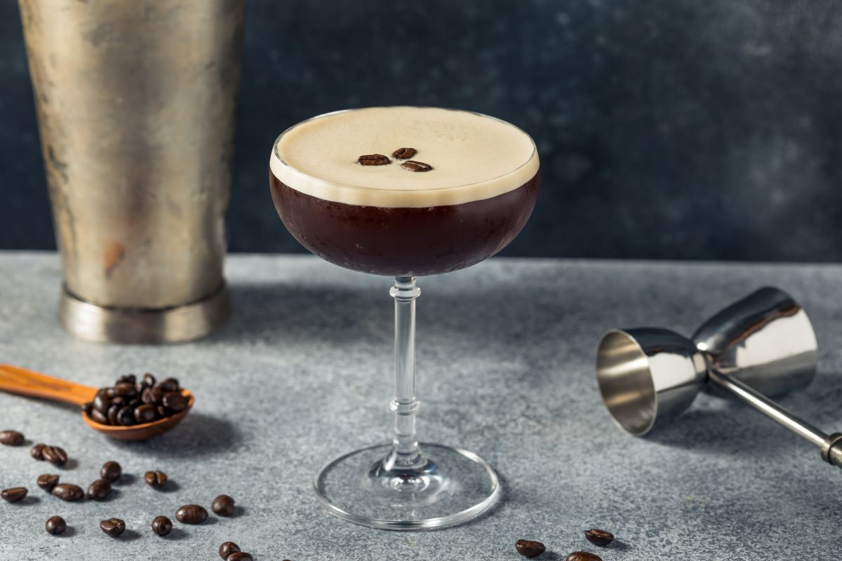 Espresso martini drink z kawą przepis Mojegotowanie.pl