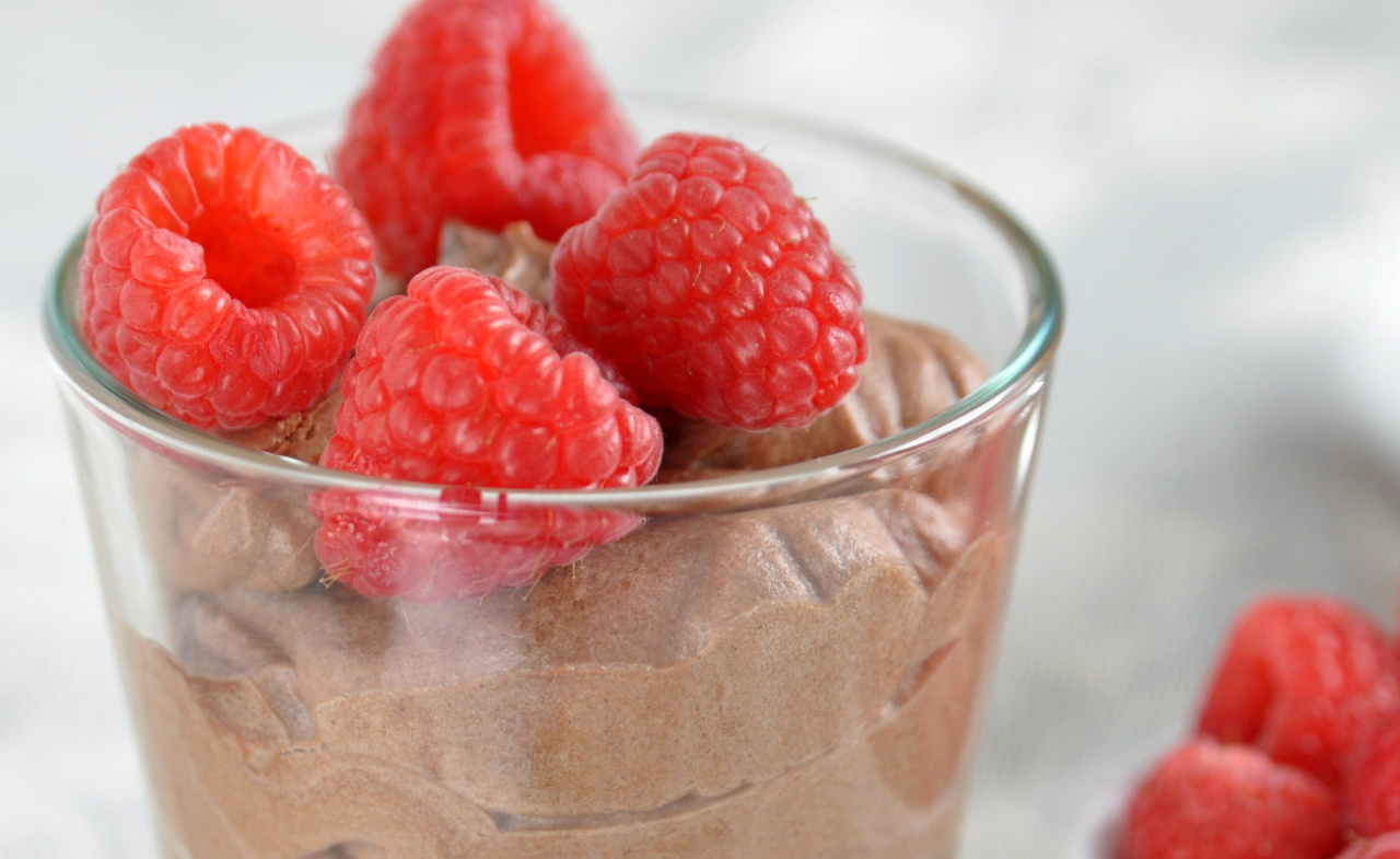 Perfekcyjny deser bez grama cukru. Jem pudding z serka wiejskiego na