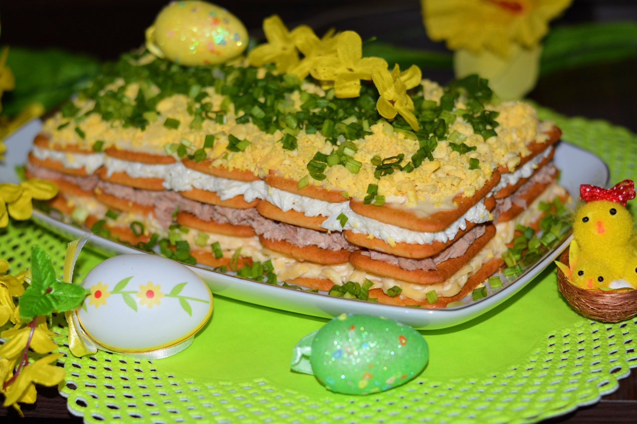 Wielkanocna jajeczna sałatka na krakersach przepis Mojegotowanie.pl