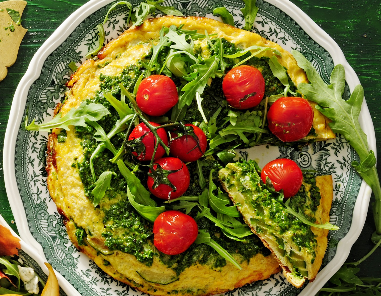 Tortilla z cukinią, pesto i rukolą