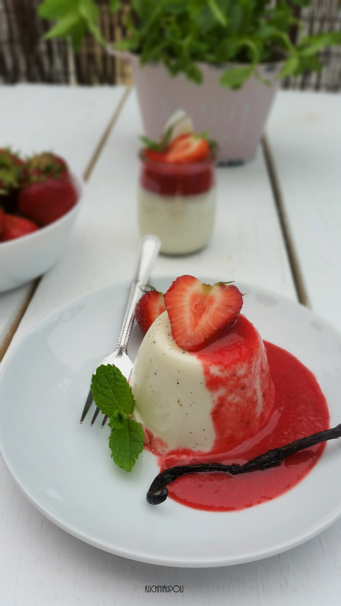 Panna cotta z sosem truskawkowym przepis Mojegotowanie.pl