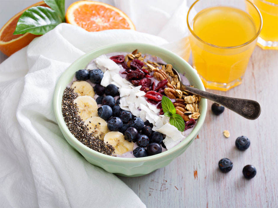 Truskawkowy smoothie bowl z owocami przepis Mojegotowanie.pl