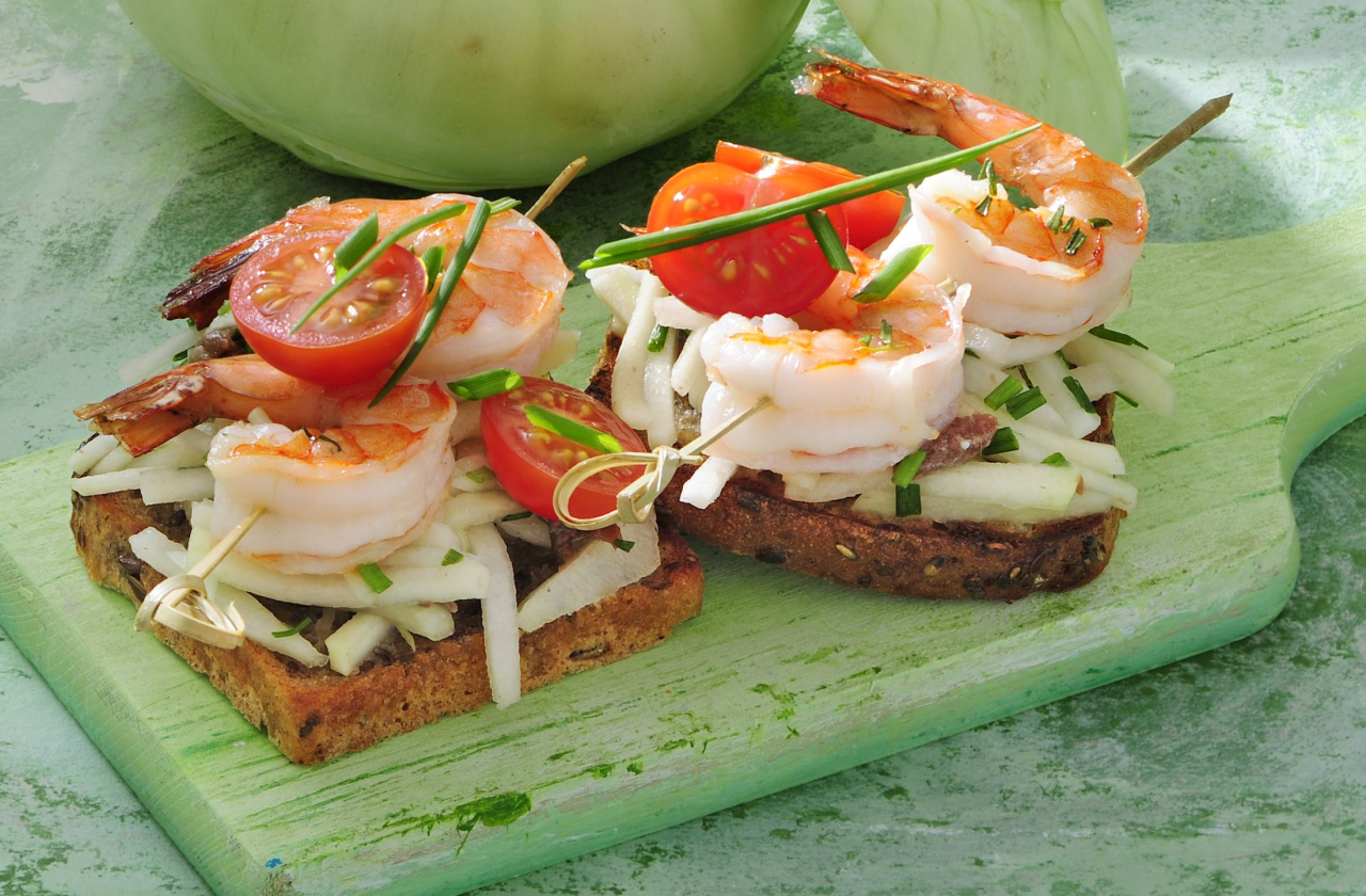 Krewetki z sałatką z kalarepy i anchois przepis Mojegotowanie.pl