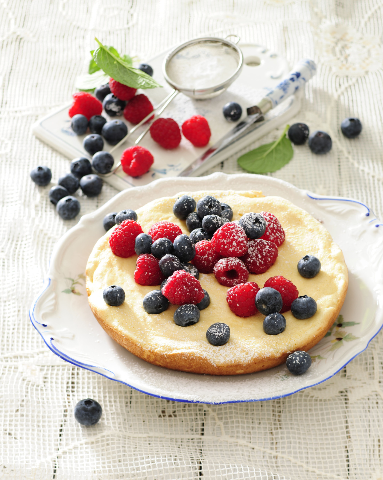Omlet biszkoptowy z malinami i borówkami amerykańskimi