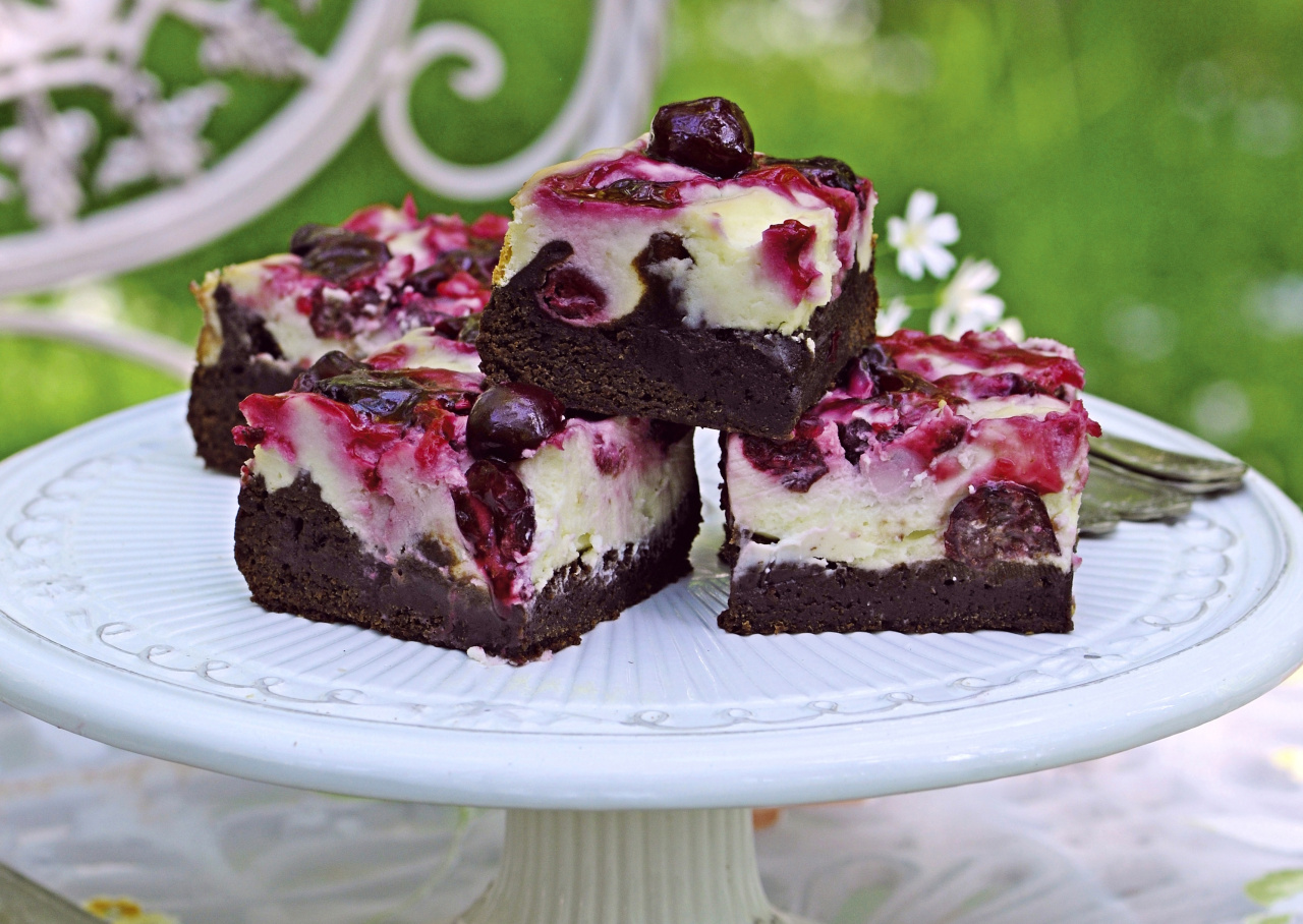 Sernik wiśniowy na spodzie brownie