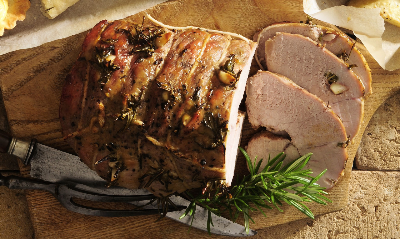 Jagnięcina pieczona z czosnkiem i rozmarynem