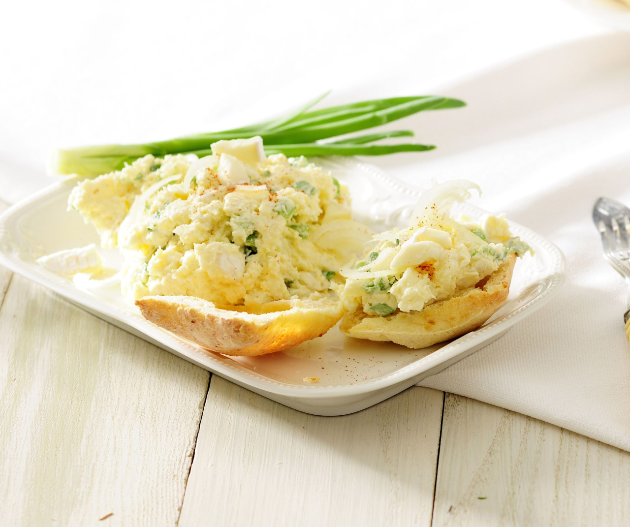 Pasta z sera camembert i bułeczki z białego sera