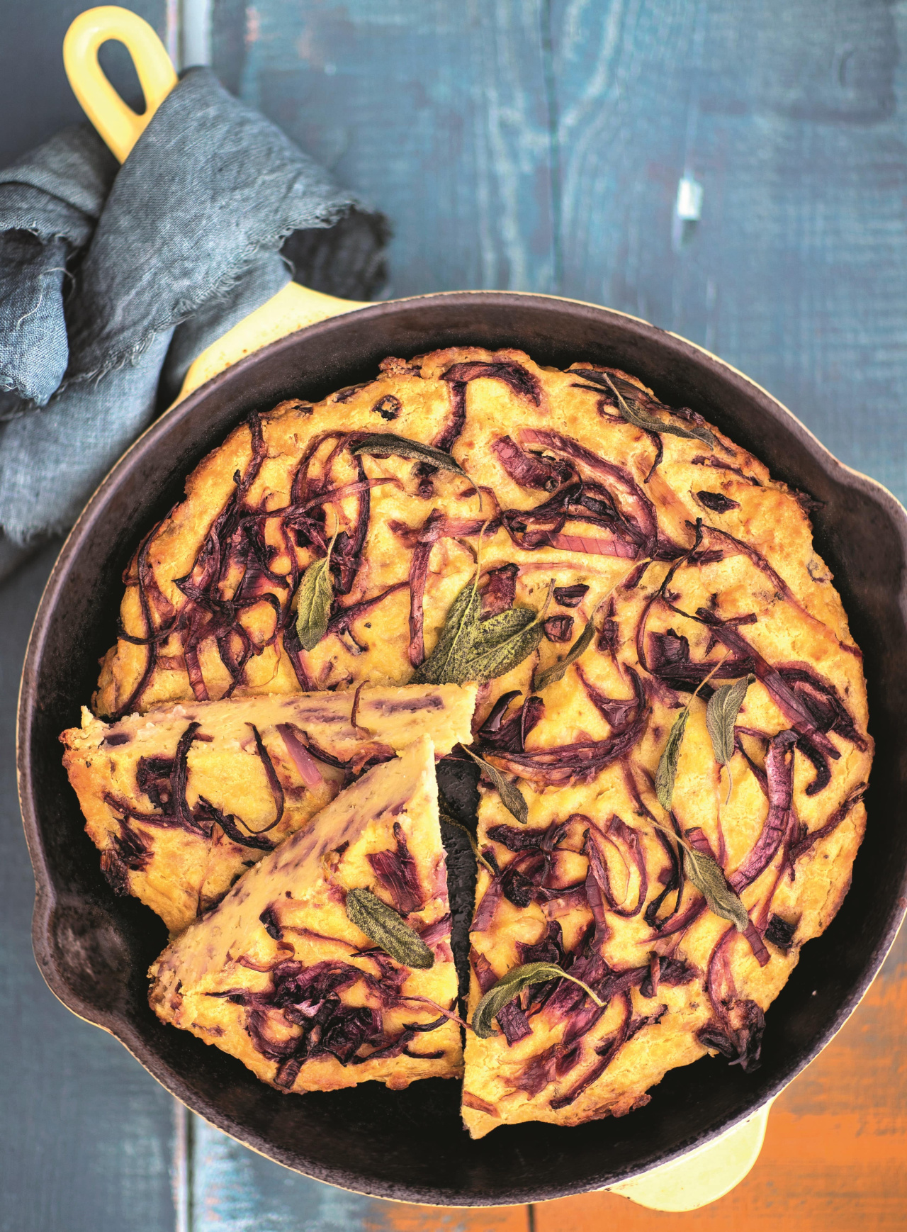 Frittata z chlebem, czerwoną cebulą i szałwią