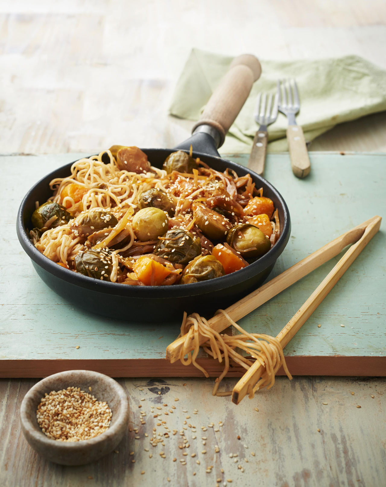 Makaron mie z dynią i brukselką