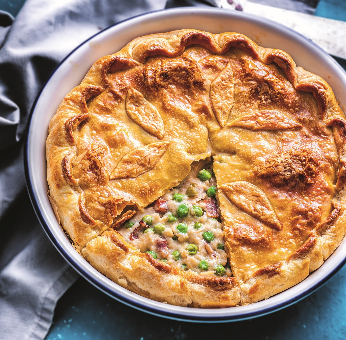 Mięsny pie - placek z kurczakiem, groszkiem i szynką