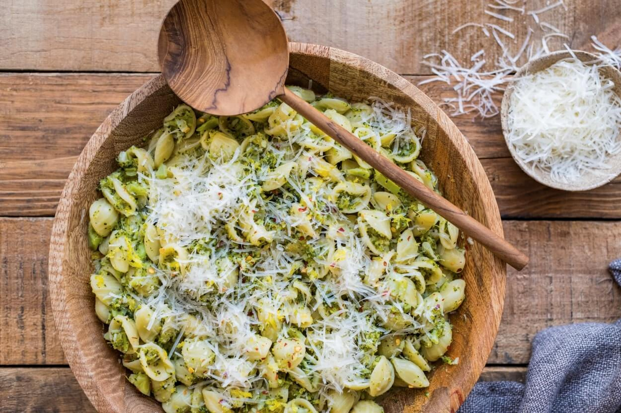 Orecchiette z brokułami, suszonymi pomidorami i parmezanem