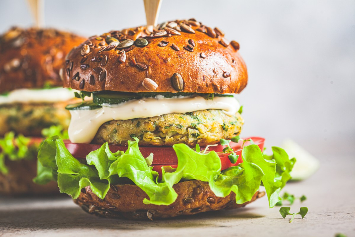 Wegańskie zielone burgery z ciecierzycy ze szpinakiem