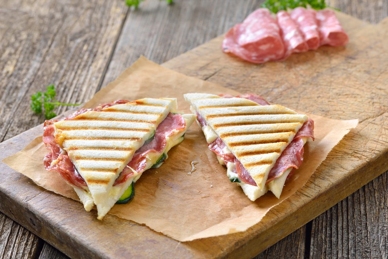 Panini z salami i boczkiem przepis Mojegotowanie.pl