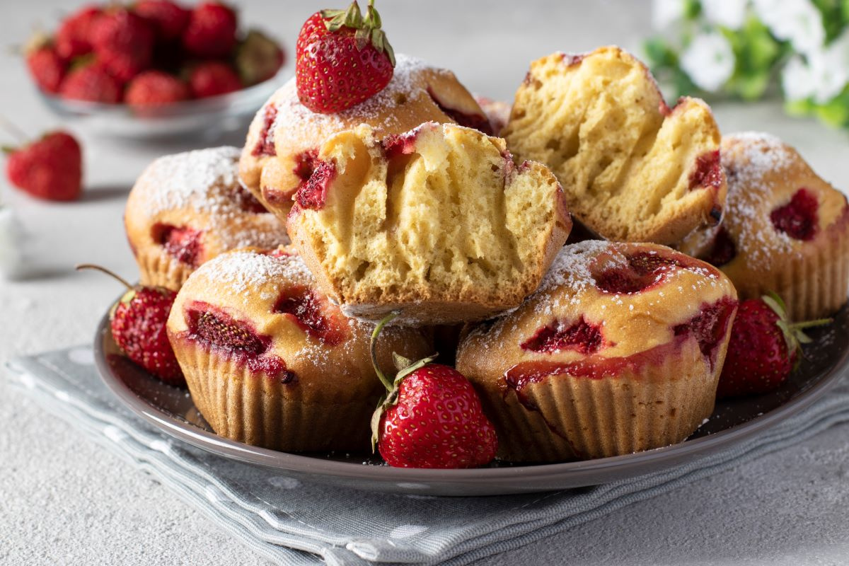Muffinyt Muffinki z truskawkami - przepis - Mojegotowanie.pl