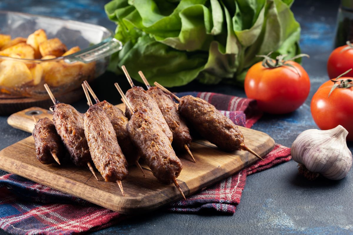 Cevapcici – bałkańskie grillowane kotleciki