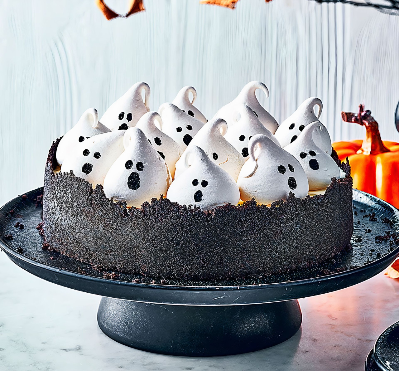 Halloweenowy sernik z bezowymi duszkami