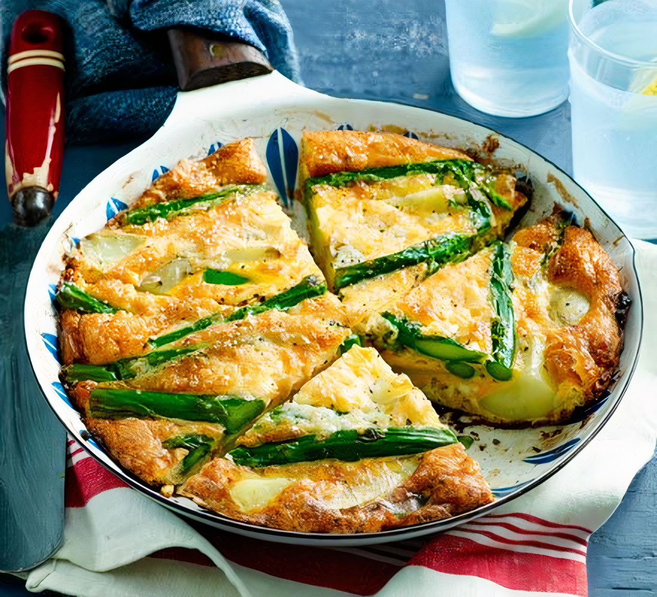 Frittata ze szparagami i młodymi ziemniakami