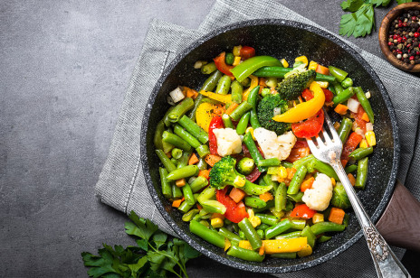 Gotowanie, smażenie czy pieczenie – w jaki sposób najlepiej przygotować warzywa i owoce?