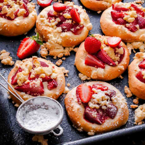 Drożdżówki z truskawkami