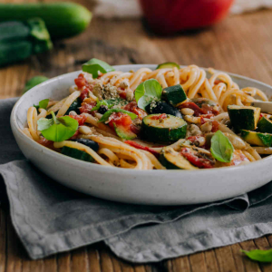 Makaron z cukinią i pomidorami