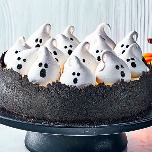 Halloweenowy sernik z bezowymi duszkami