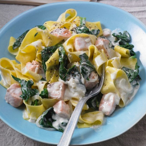 Makaron z łososiem i szpinakiem