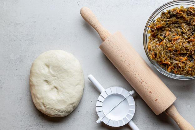 pierogi z kapusta i grzybami - ciasto