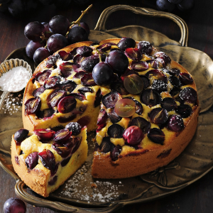 Puszysty placek winogronowy