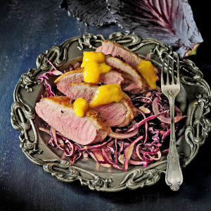 Kaczka z czerwoną kapustą i mango