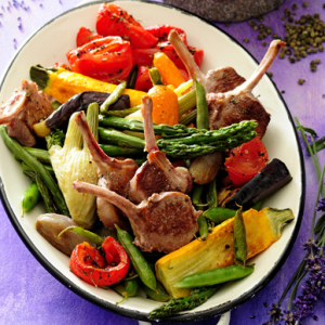 Pieczone kotlety jagnięce z warzywami duszonymi w oliwie