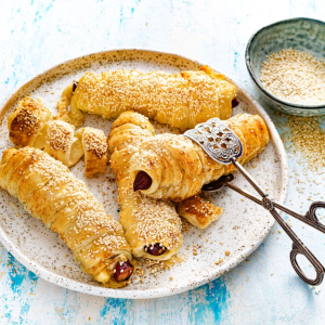 kabanosy w cieście francuskim z sezamem