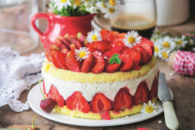 biszkopt z truskawkami i kremem