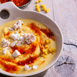 Krem z kukurydzy z serem feta i paprykowym sosem