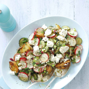 Sałatka z młodych ziemniaków i ogórków małosolnych