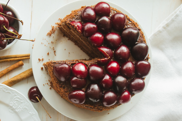 tort czekoladowy z wiśniami