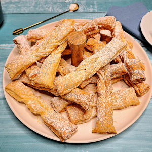 Faworki z ciasta francuskiego