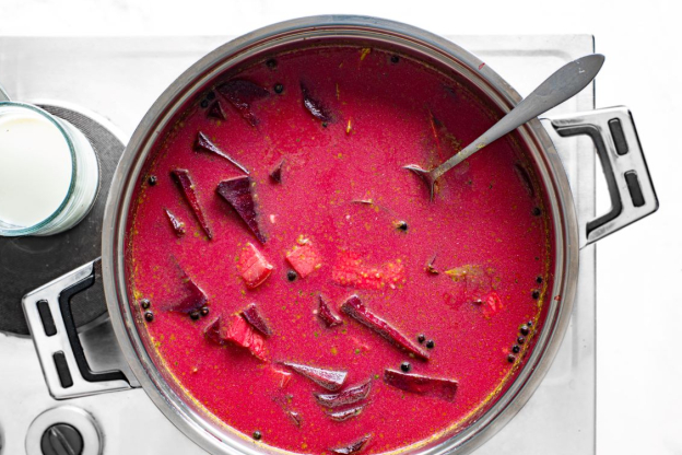 Barszcz czerwony z ziemniakami – zabielanie