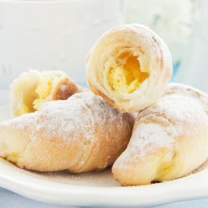 Rogaliki drożdżowe z serem