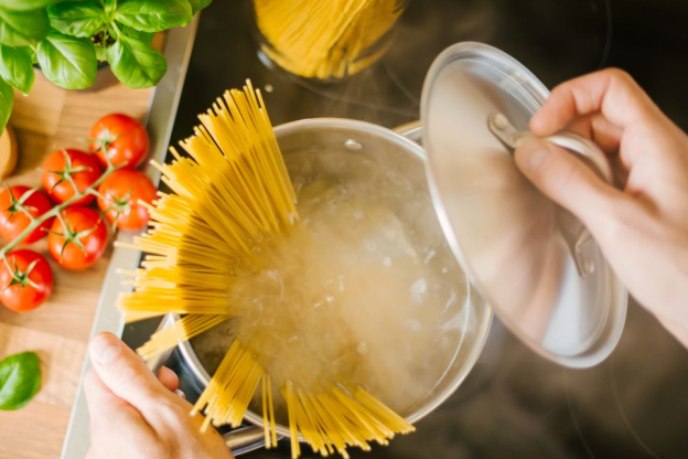 Spaghetti aglio olio – gotowanie makaronu