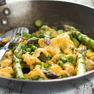 jajecznica ze szparagami