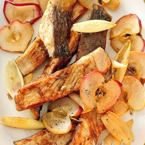 Karp z pieczonym jabłkiem i cydrową cebulą