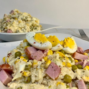 Sałatka z ryżem i szynką