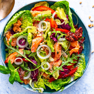 Sałatka z łososiem wędzonym